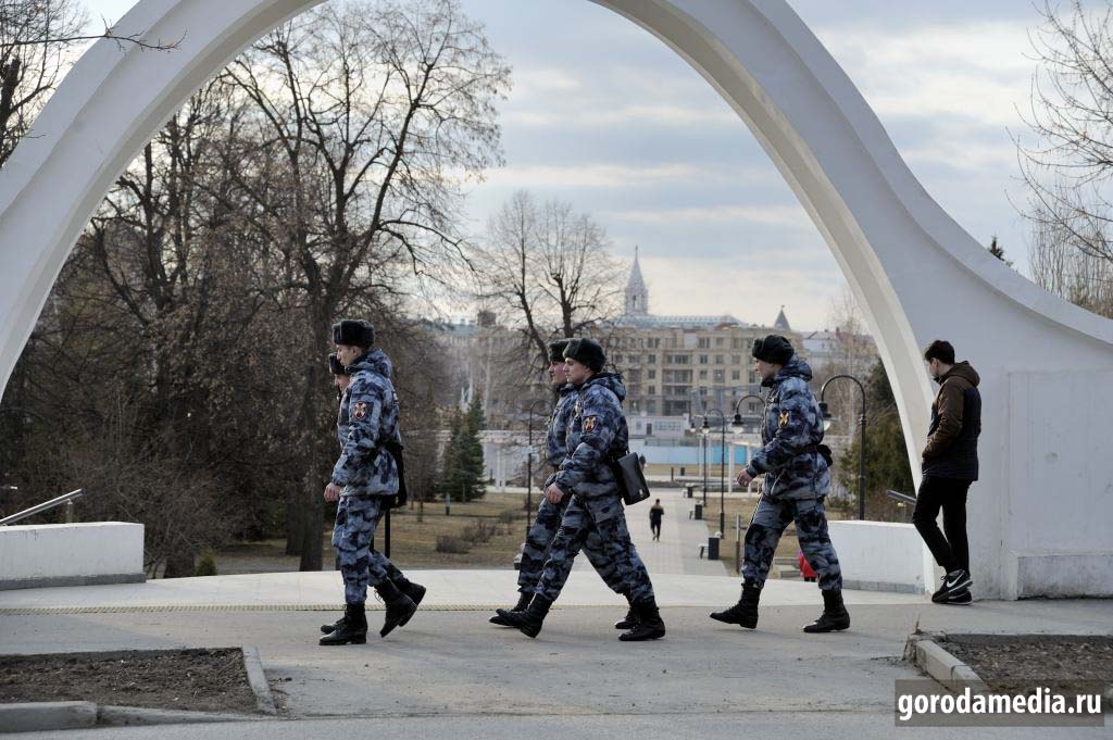 Казань, 29 марта 2020 года. Бойцы Росгвардии на патрулировании у парка "Чёрное озеро".