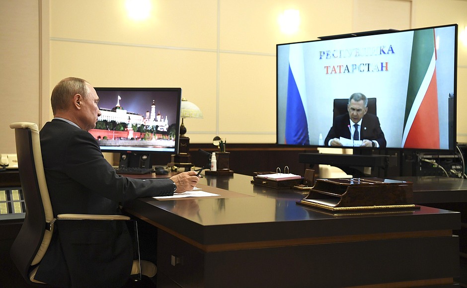 Встреча с главой Татарстана Рустамом Миннихановым (в режиме видеоконференции). Фото: kremlin.ru