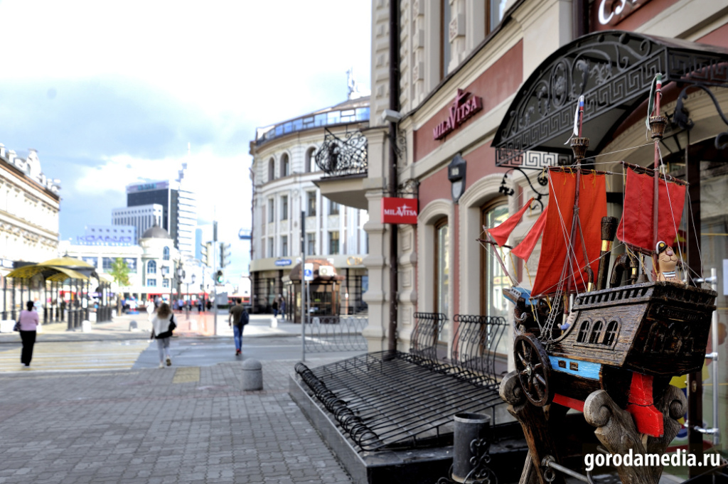 Улица Баумана в Казани после отмены некоторых ограничений самоизоляции заметно оживилась и публика ждёт открытия торговых центров. Фото: gorodamedia.ru