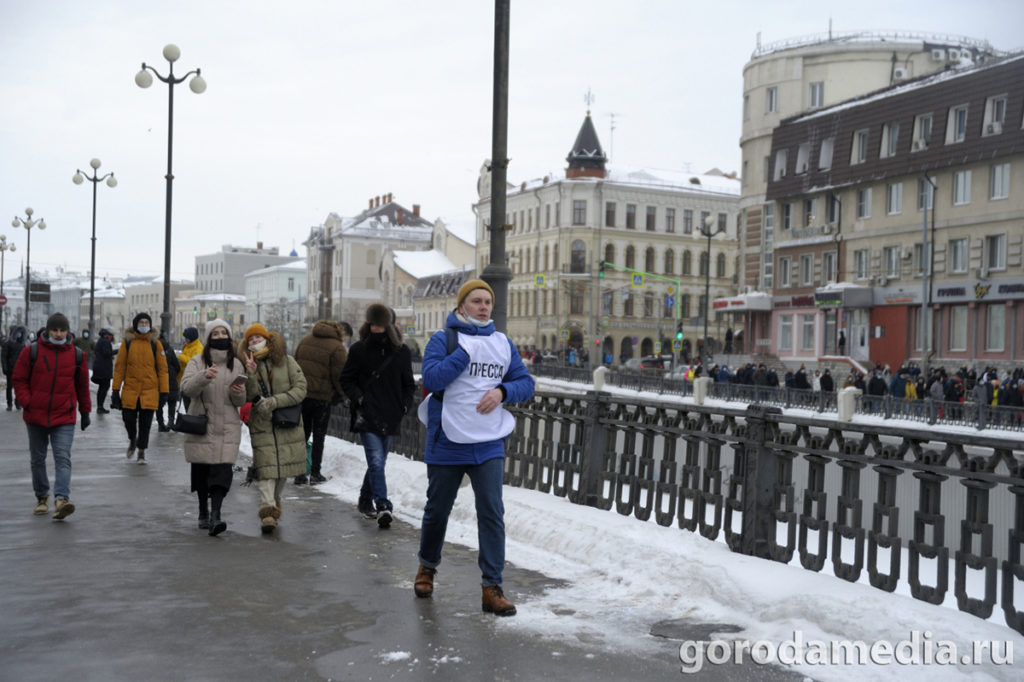 Акция протеста, организованная сторонниками Алексея Навального началась возле театра Камала, оттуда протестующие, двинулись по Право- и Левобулачной в направлении Кремля/Фото: Игорь Галиев