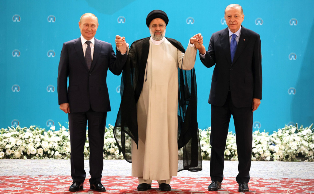 Владимир Путин с Президентом Ирана Сейедом Эбрахимом Раиси и Президентом Турции Реджепом Тайипом Эрдоганом (справа). Фото ТАСС